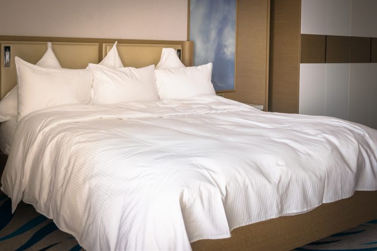 vecteezy_white-hotel-bed_2493114